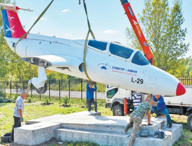 В парке «Механика» в Ульяновске установили самолёт Л-29