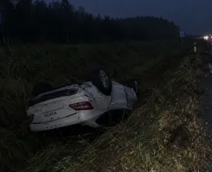 В Вешкаймском районе «Лада Веста» съехала в кювет и перевернулась