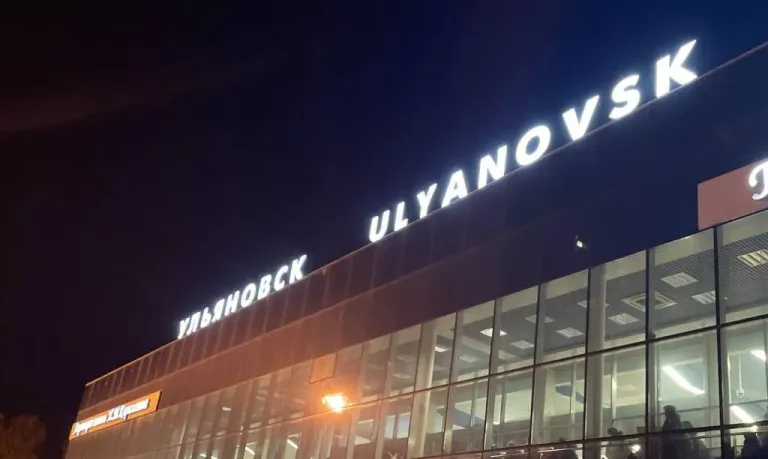 Аэропорт Ульяновска возобновил работу после ночных ограничений, три рейса задержаны